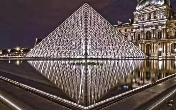 法国巴黎(1983年—1989年)卢浮宫玻璃金字塔▼贝聿铭始终坚持着现代